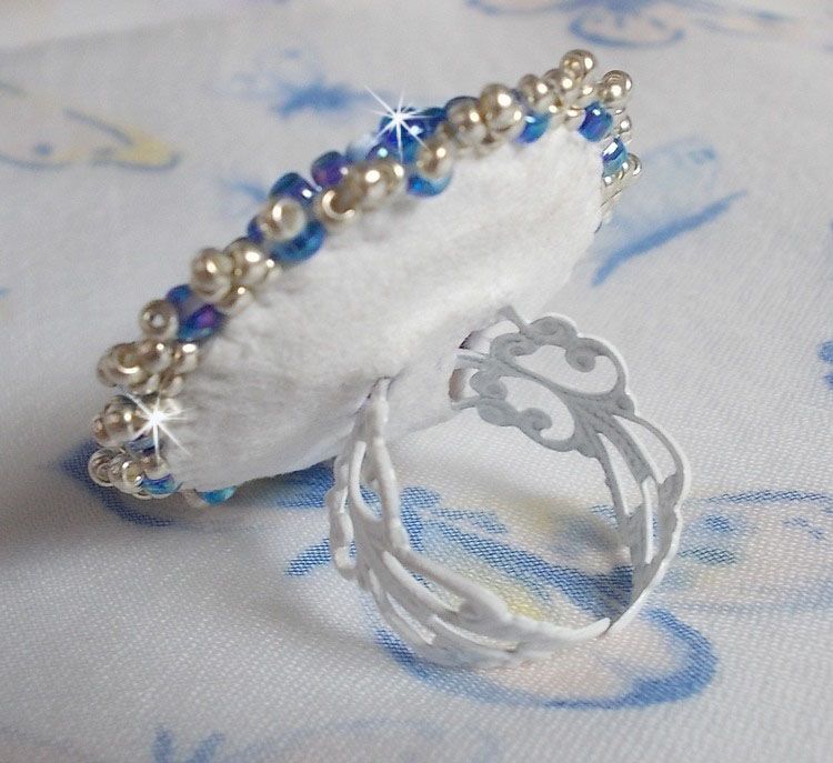 Azur ring geborduurd met Swarovski kristallen en parels