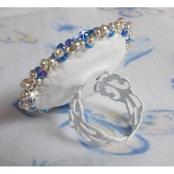 Azur ring geborduurd met Swarovski kristallen en parels