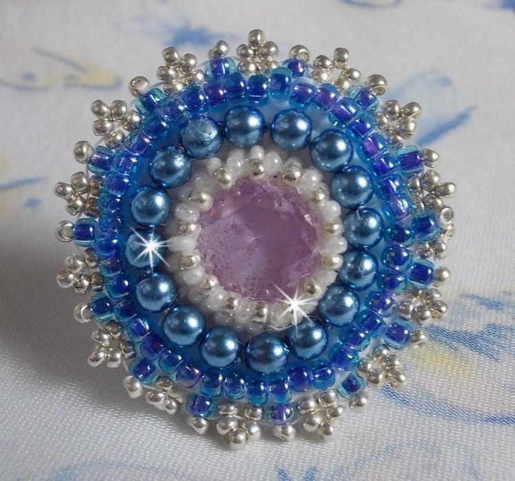 Azur ring geborduurd met Swarovski kristallen en parels