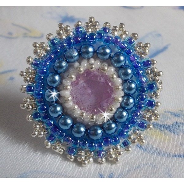 Azur ring geborduurd met Swarovski kristallen en parels