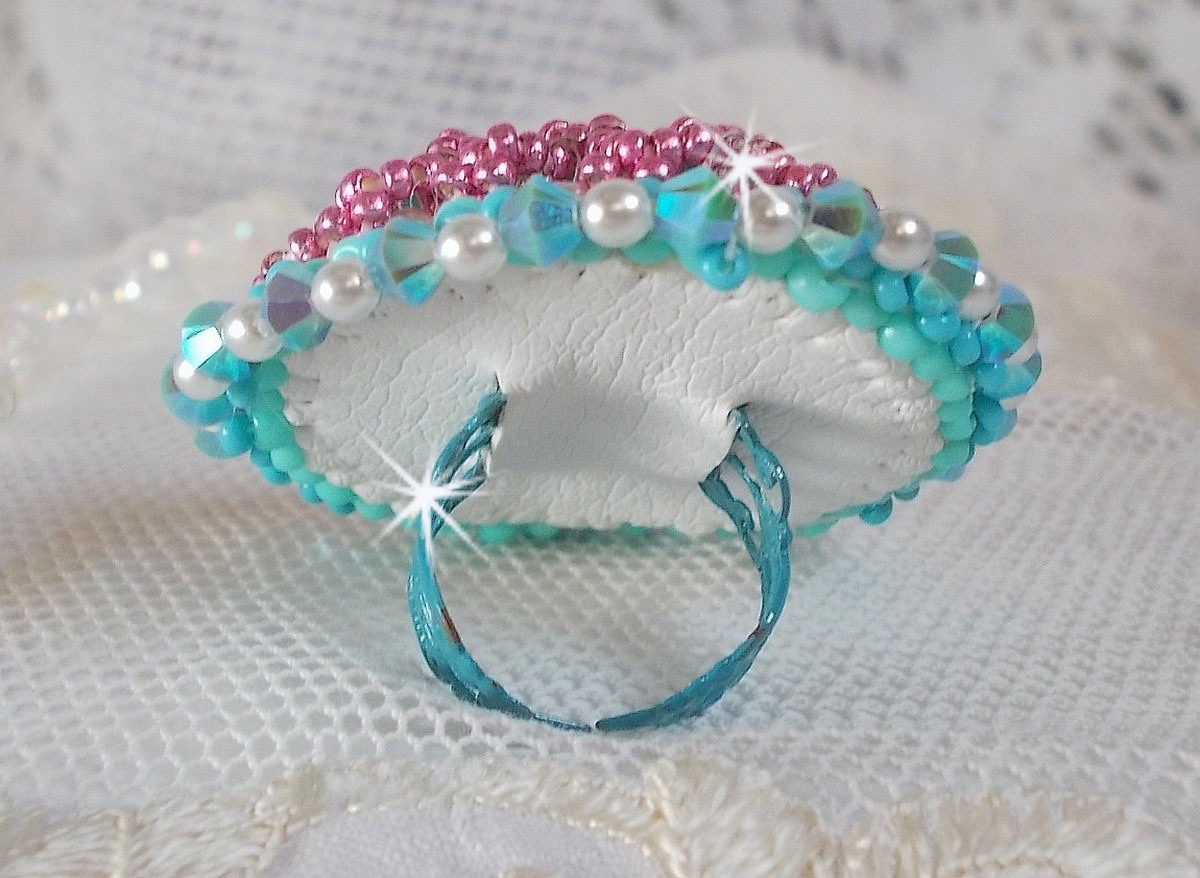 Beauty Alicia Blue ring geborduurd met Swarovski kristallen, ivoorkleurige parels en rocailles