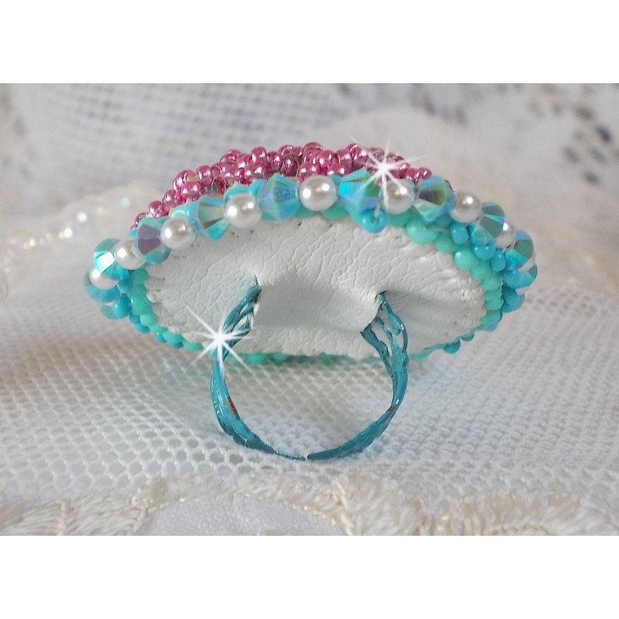 Beauty Alicia Blue ring geborduurd met Swarovski kristallen, ivoorkleurige parels en rocailles