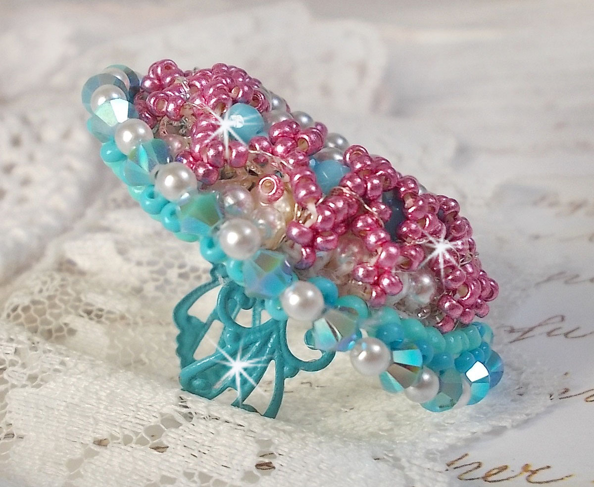 Beauty Alicia Blue ring geborduurd met Swarovski kristallen, ivoorkleurige parels en rocailles