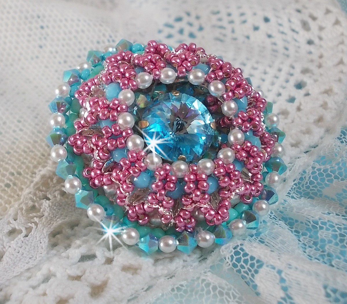 Beauty Alicia Blue ring geborduurd met Swarovski kristallen, ivoorkleurige parels en rocailles