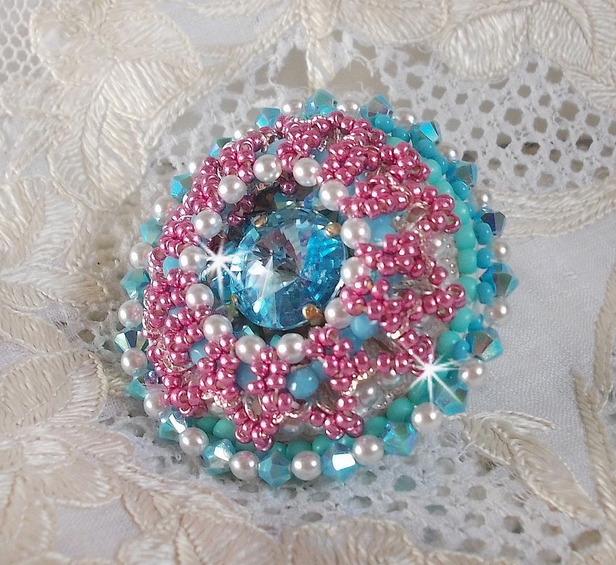 Beauty Alicia Blue ring geborduurd met Swarovski kristallen, ivoorkleurige parels en rocailles