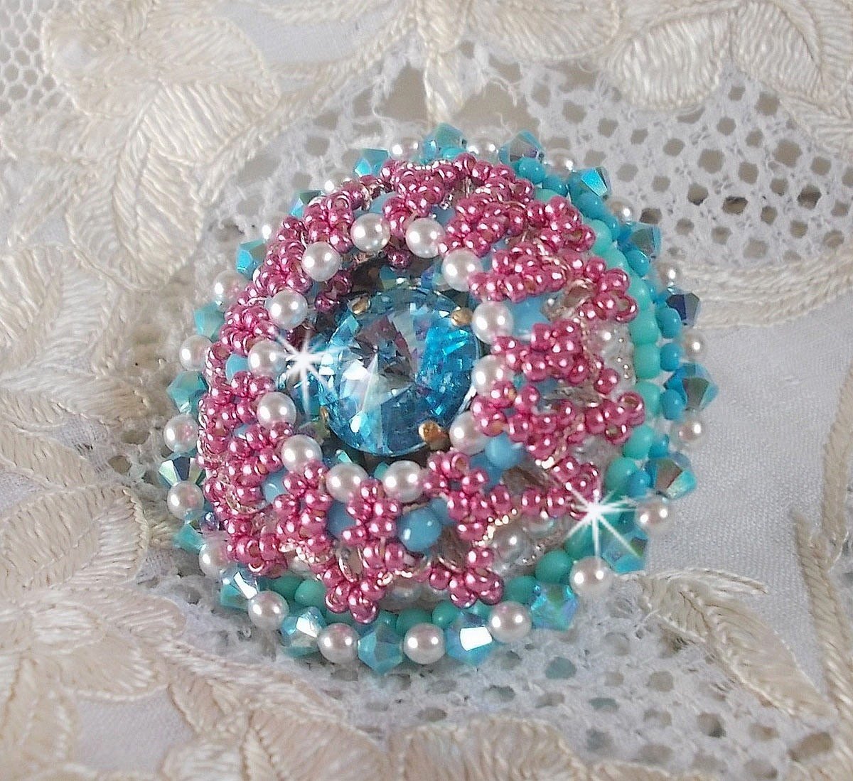 Beauty Alicia Blue ring geborduurd met Swarovski kristallen, ivoorkleurige parels en rocailles