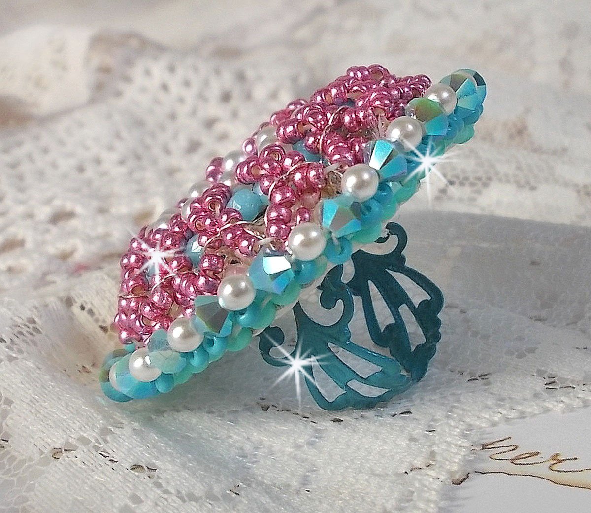 Beauty Alicia Blue ring geborduurd met Swarovski kristallen, ivoorkleurige parels en rocailles