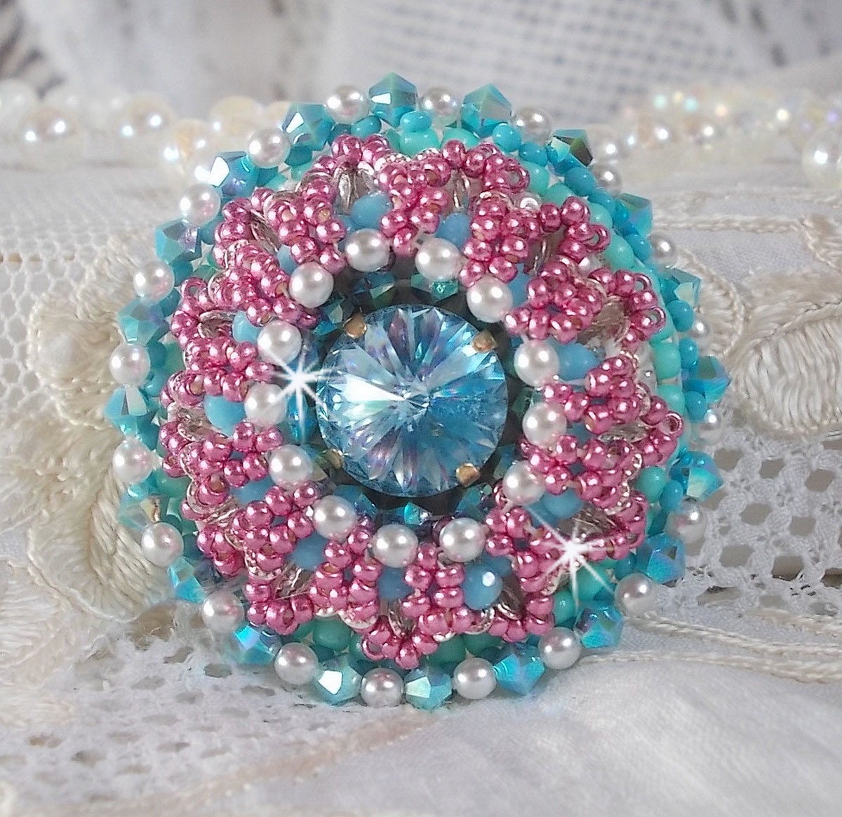 Beauty Alicia Blue ring geborduurd met Swarovski kristallen, ivoorkleurige parels en rocailles