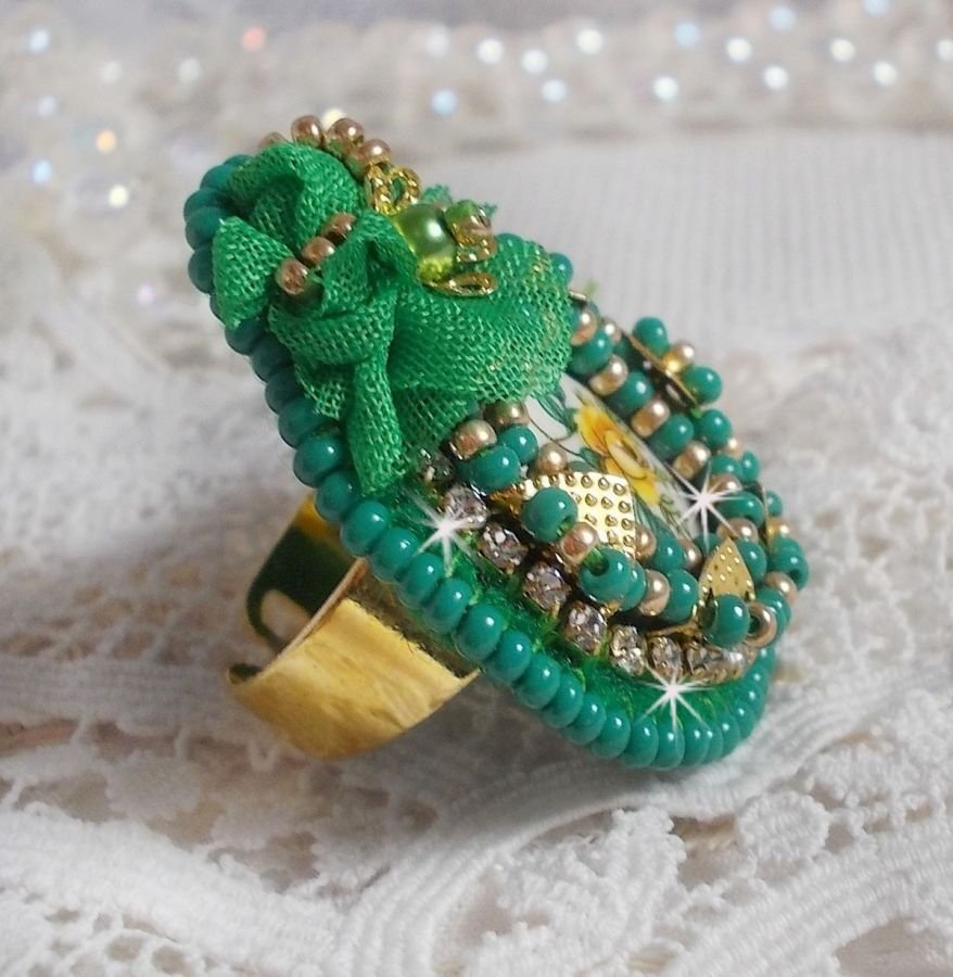 Mooie smaragd ring met een keramische cabochon van een gele en groene roos