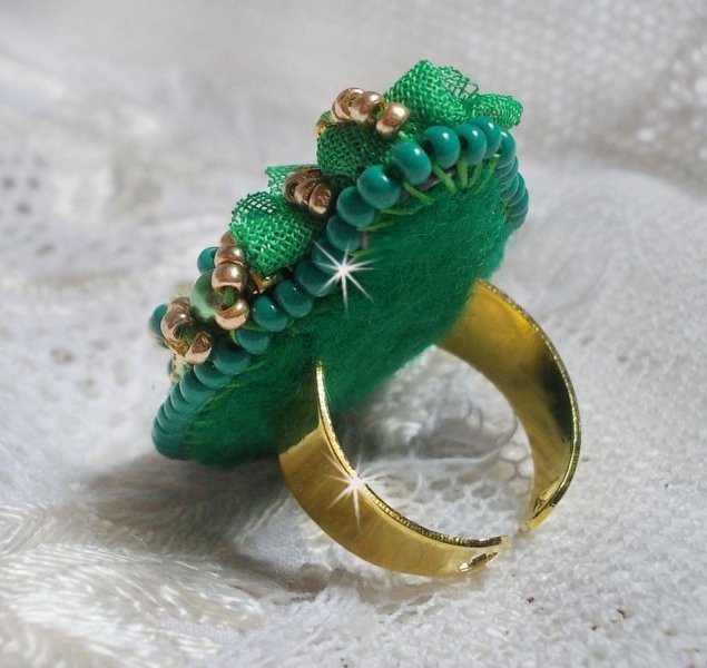 Mooie smaragd ring met een keramische cabochon van een gele en groene roos