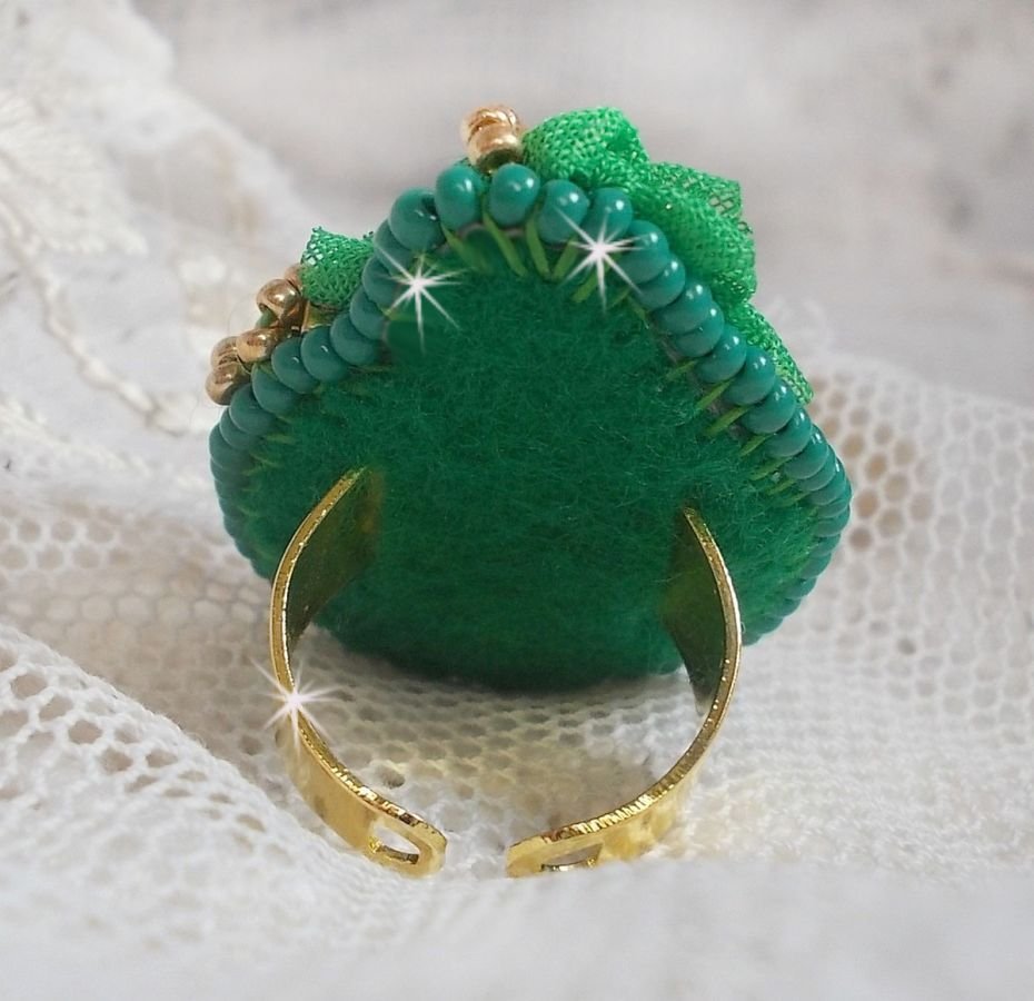 Mooie smaragd ring met een keramische cabochon van een gele en groene roos