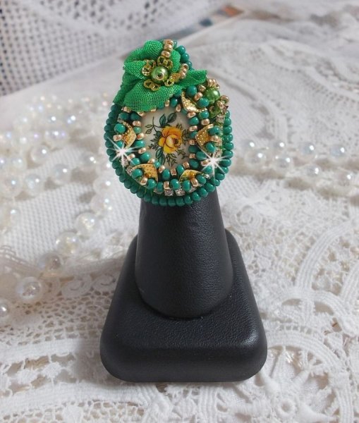 Mooie smaragd ring met een keramische cabochon van een gele en groene roos