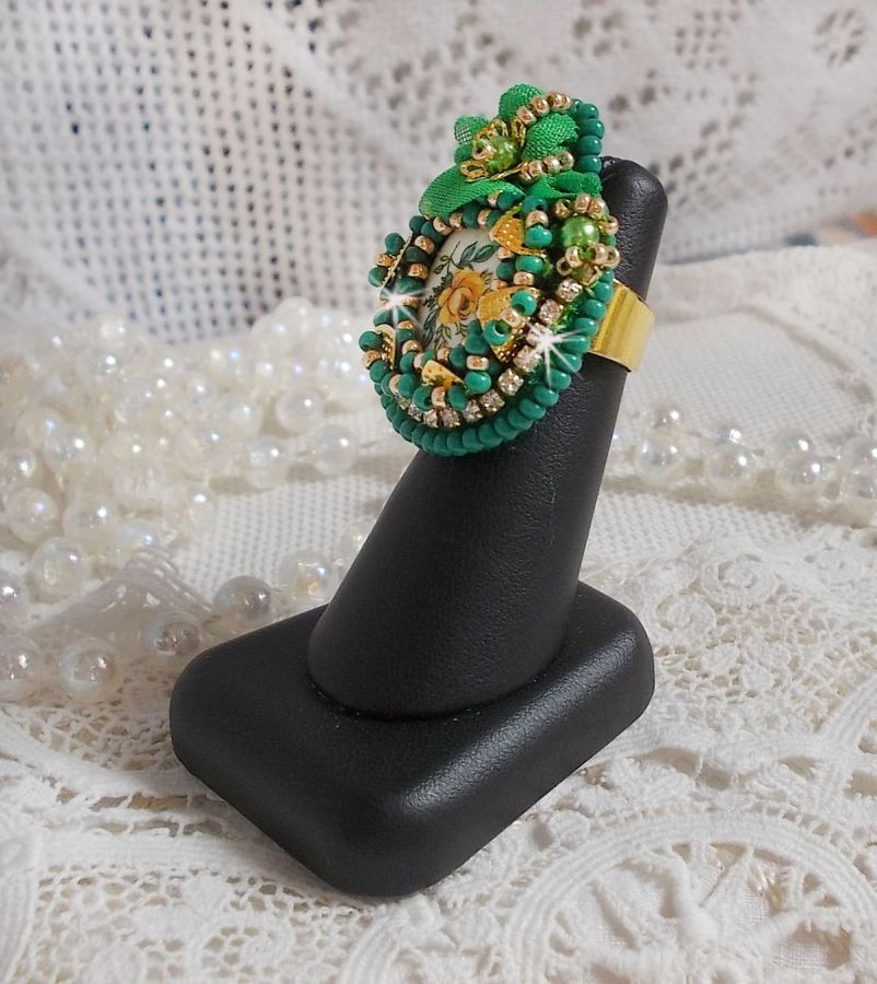 Mooie smaragd ring met een keramische cabochon van een gele en groene roos