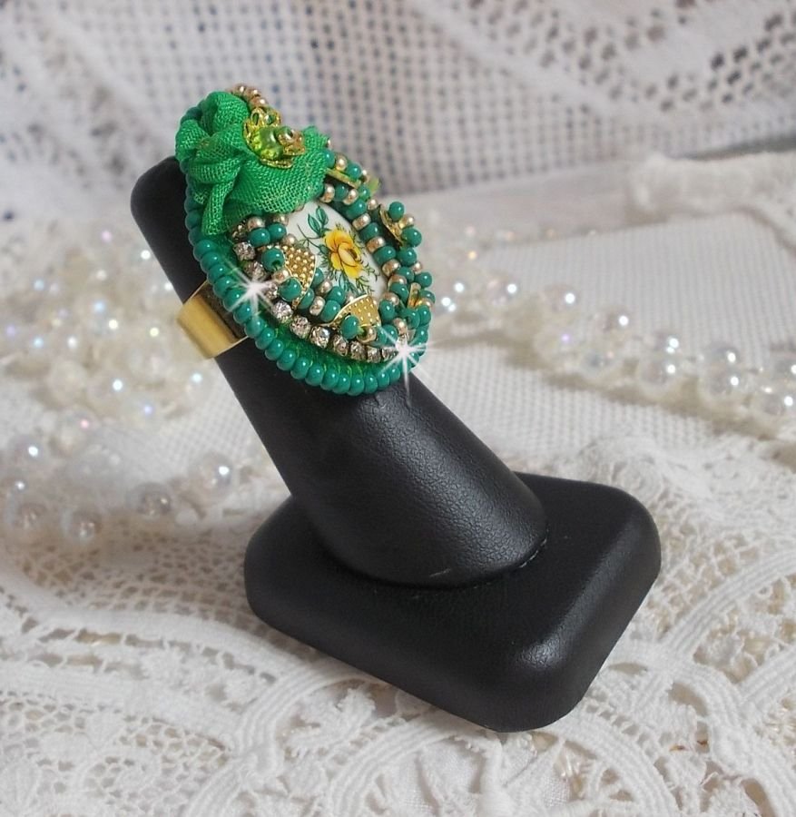 Mooie smaragd ring met een keramische cabochon van een gele en groene roos