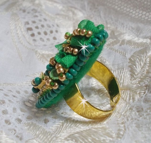 Mooie smaragd ring met een keramische cabochon van een gele en groene roos