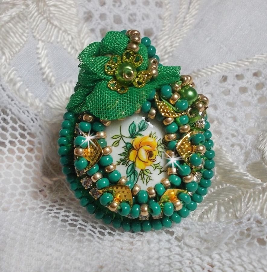 Mooie smaragd ring met een keramische cabochon van een gele en groene roos