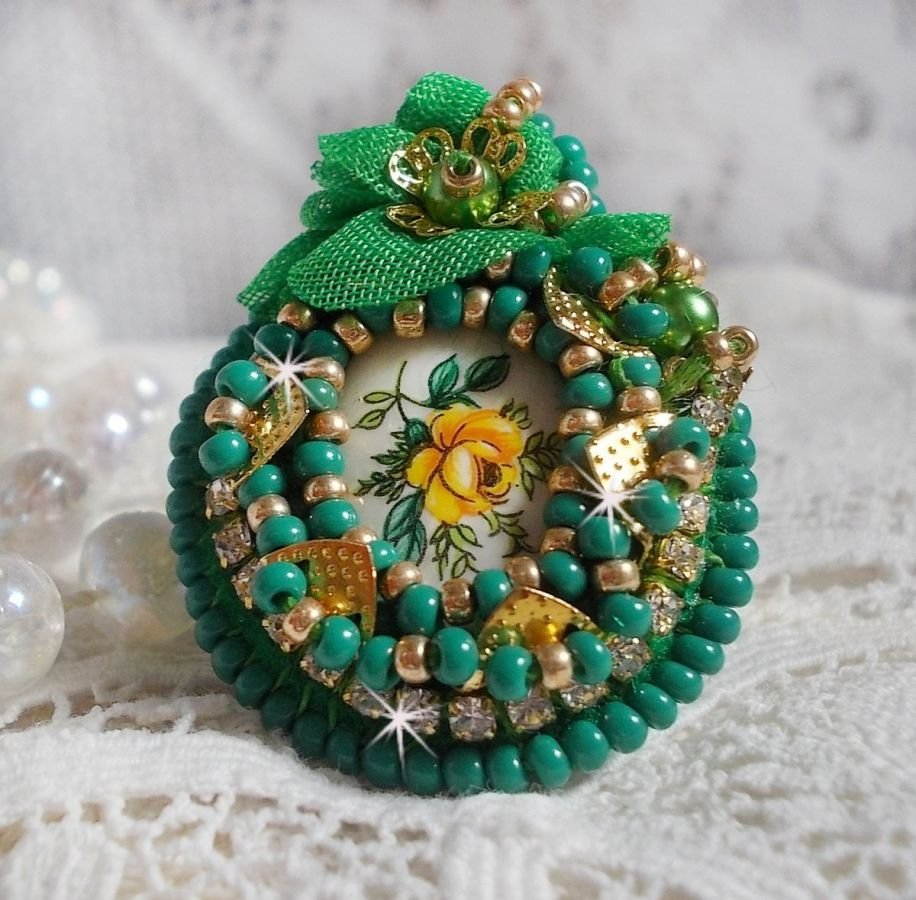 Mooie smaragd ring met een keramische cabochon van een gele en groene roos