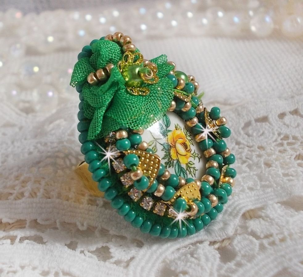Mooie smaragd ring met een keramische cabochon van een gele en groene roos