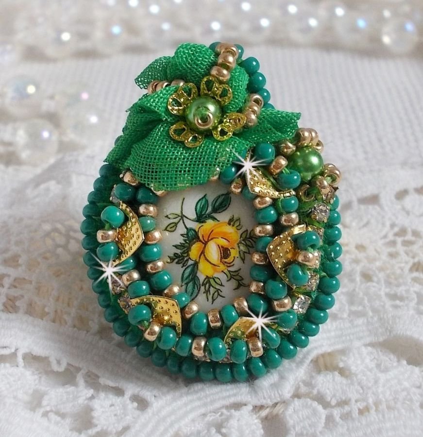 Mooie smaragd ring met een keramische cabochon van een gele en groene roos