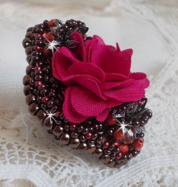 Bague  Belle H&eacute;l&egrave;ne brod&eacute;e avec une fleur en tissu, une Calcite jaune/blanc et des rocailles.