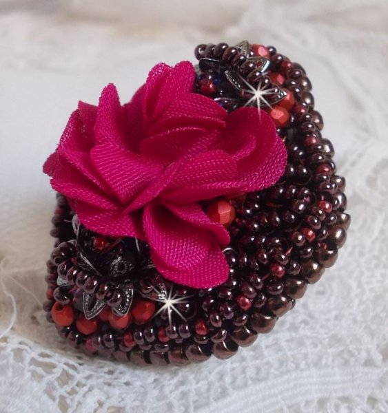 Bague  Belle H&eacute;l&egrave;ne brod&eacute;e avec une fleur en tissu, une Calcite jaune/blanc et des rocailles.