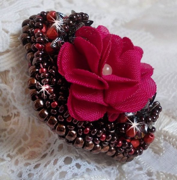 Bague  Belle H&eacute;l&egrave;ne brod&eacute;e avec une fleur en tissu, une Calcite jaune/blanc et des rocailles.