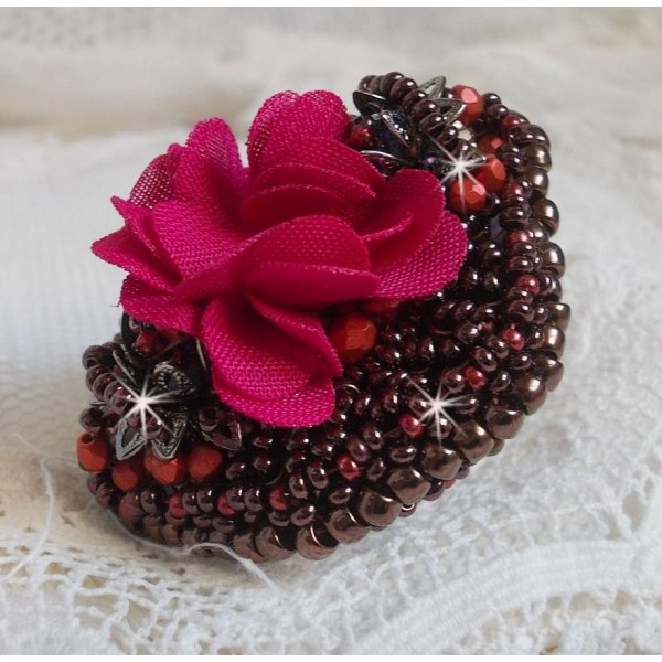 Bague  Belle H&eacute;l&egrave;ne brod&eacute;e avec une fleur en tissu, une Calcite jaune/blanc et des rocailles.