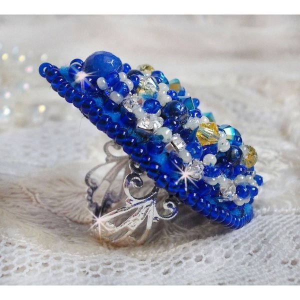 Blue Palace ring, een authentiek ontwerp met blauwe rocailles en Swarovski kristallen
