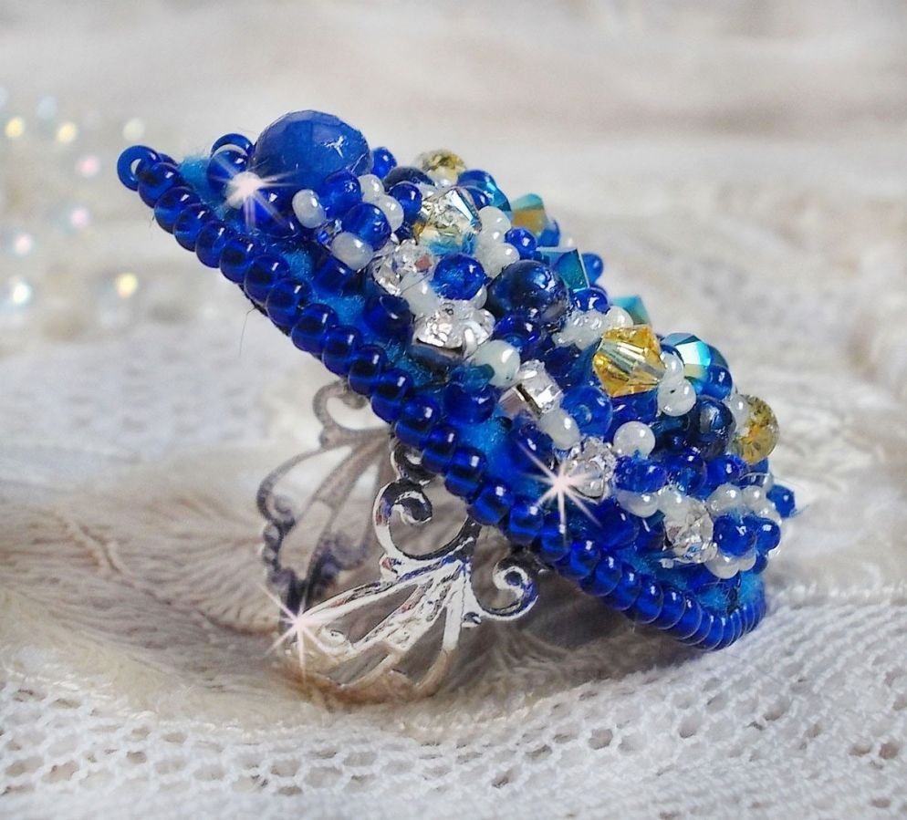 Blue Palace ring, een authentiek ontwerp met blauwe rocailles en Swarovski kristallen