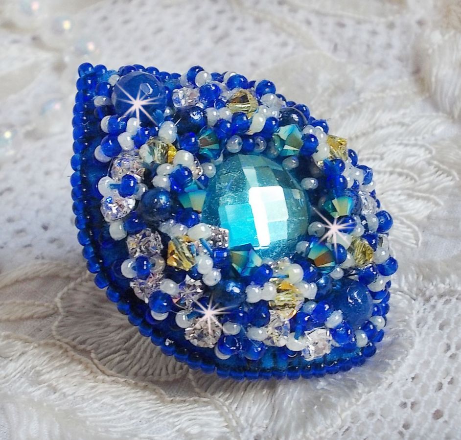 Blue Palace ring, een authentiek ontwerp met blauwe rocailles en Swarovski kristallen