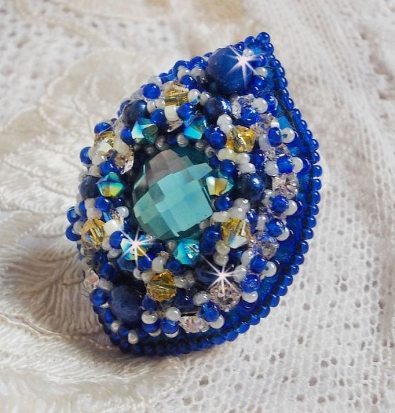 Blue Palace ring, een authentiek ontwerp met blauwe rocailles en Swarovski kristallen