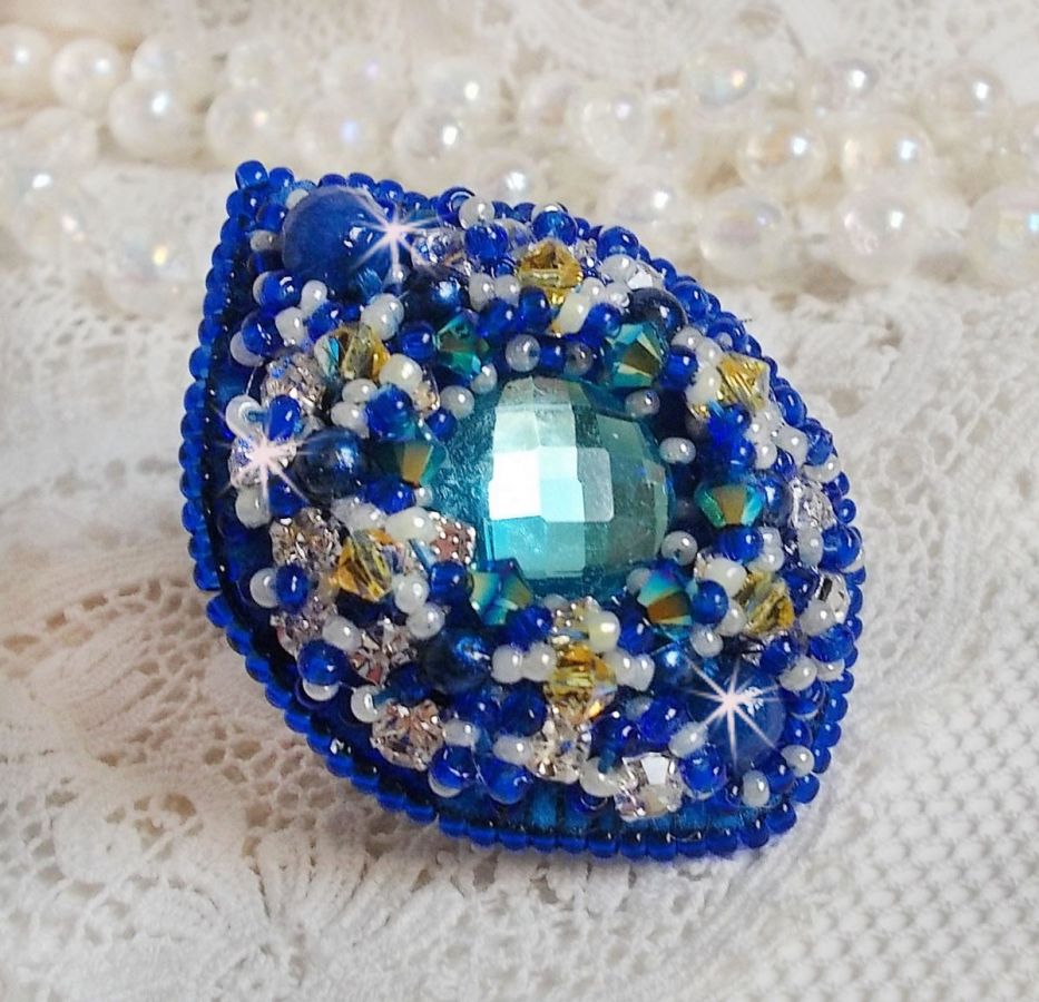 Blue Palace ring, een authentiek ontwerp met blauwe rocailles en Swarovski kristallen