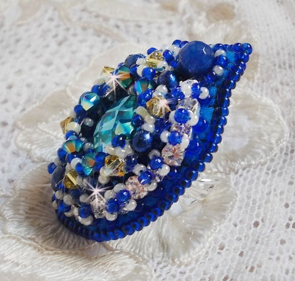 Blue Palace ring, een authentiek ontwerp met blauwe rocailles en Swarovski kristallen