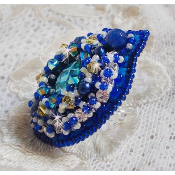 Blue Palace ring, een authentiek ontwerp met blauwe rocailles en Swarovski kristallen