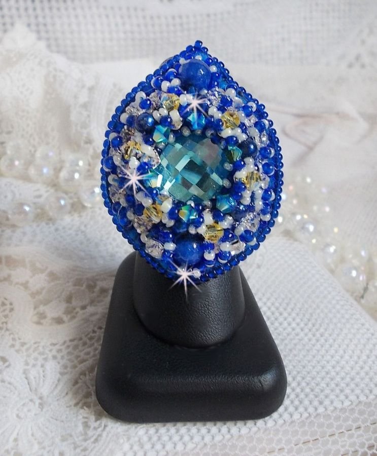 Blue Palace ring, een authentiek ontwerp met blauwe rocailles en Swarovski kristallen