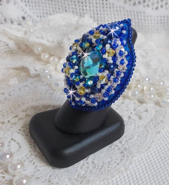 Blue Palace ring, een authentiek ontwerp met blauwe rocailles en Swarovski kristallen