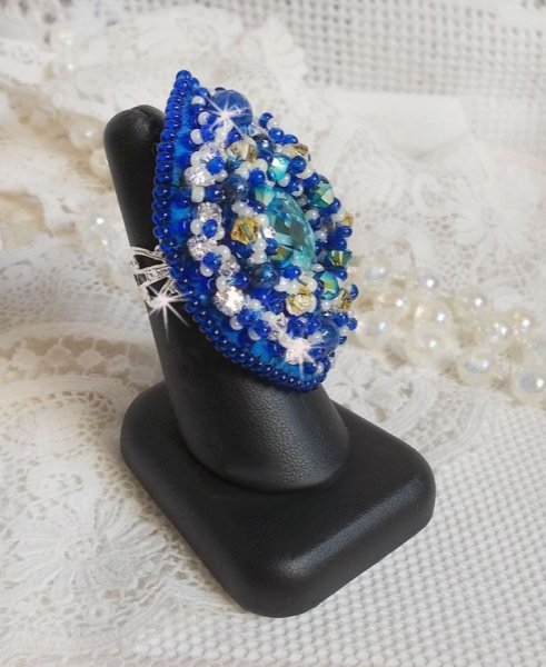 Blue Palace ring, een authentiek ontwerp met blauwe rocailles en Swarovski kristallen