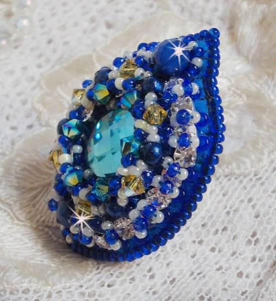 Blue Palace ring, een authentiek ontwerp met blauwe rocailles en Swarovski kristallen