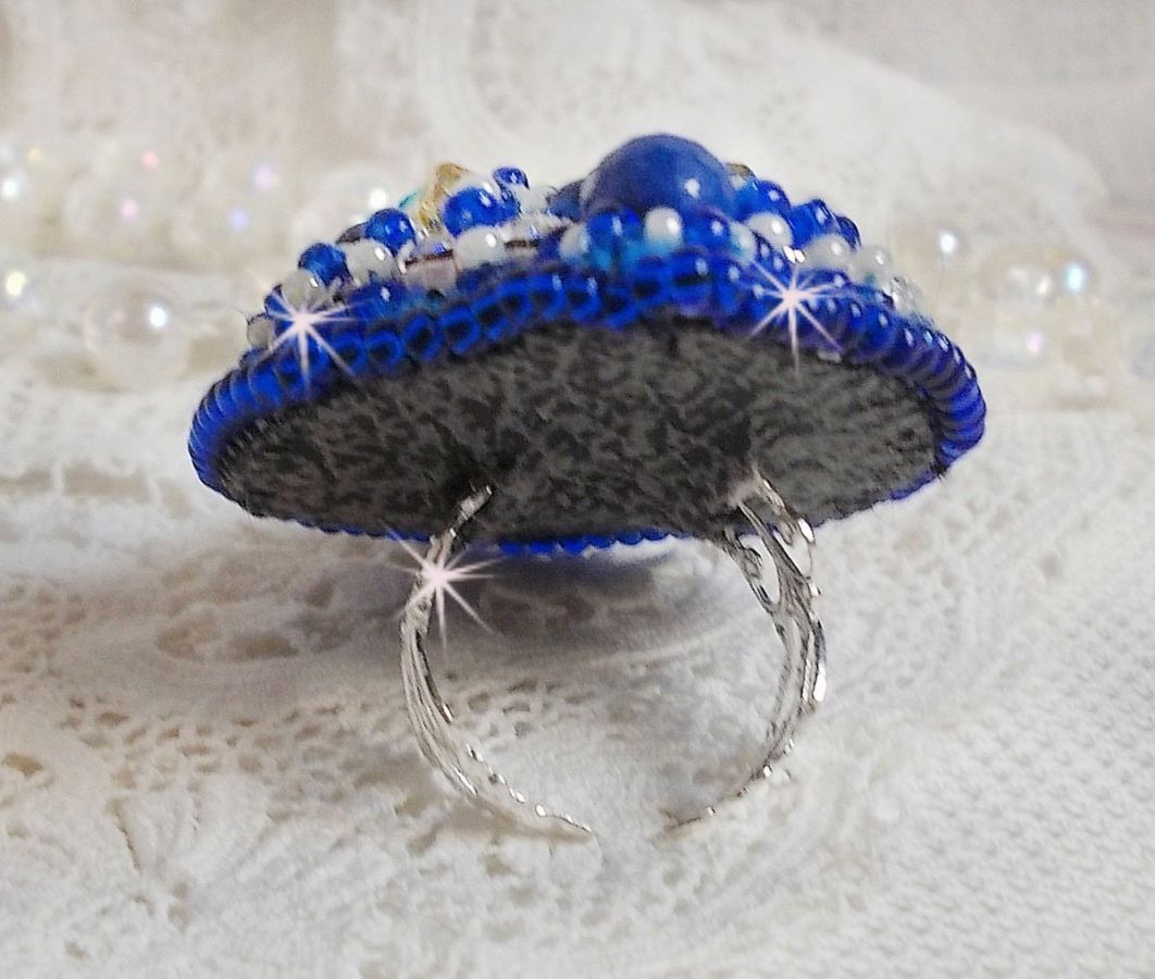 Blue Palace ring, een authentiek ontwerp met blauwe rocailles en Swarovski kristallen
