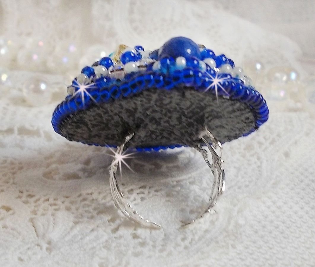 Blue Palace ring, een authentiek ontwerp met blauwe rocailles en Swarovski kristallen