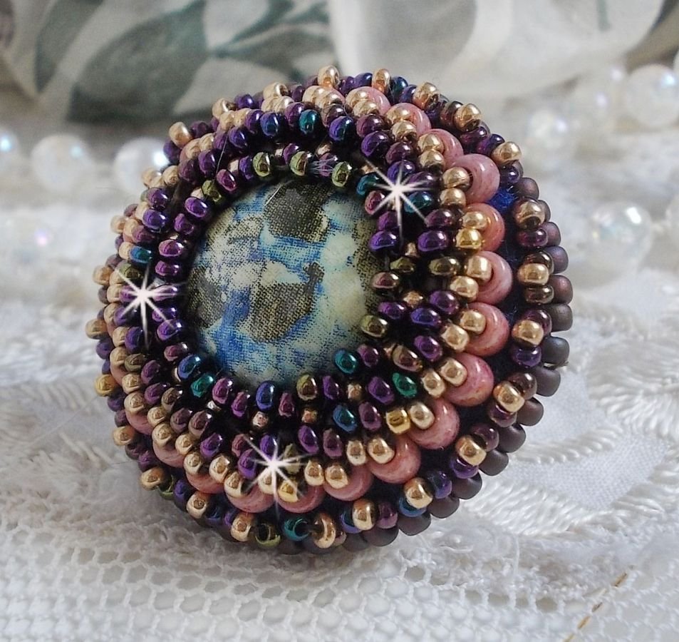 Bonjour Paris ring geborduurd met een gemarmerde hars cabochon en Miyuki rocailles.