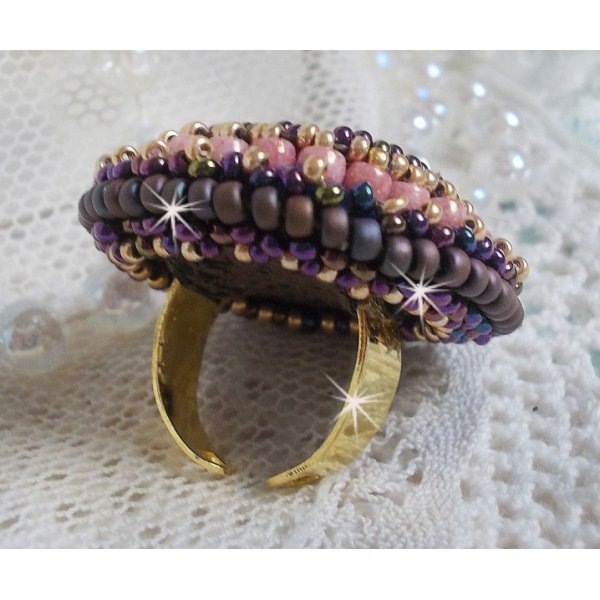 Bonjour Paris ring geborduurd met een gemarmerde hars cabochon en Miyuki rocailles.