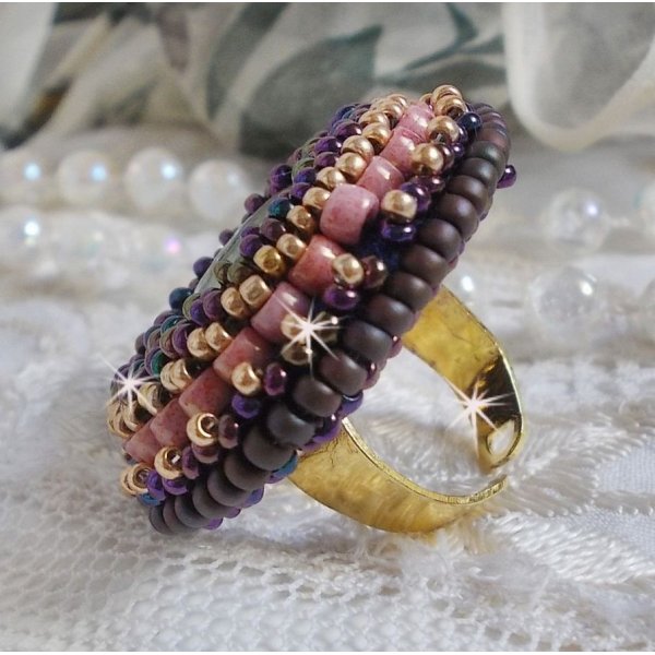 Bonjour Paris ring geborduurd met een gemarmerde hars cabochon en Miyuki rocailles.