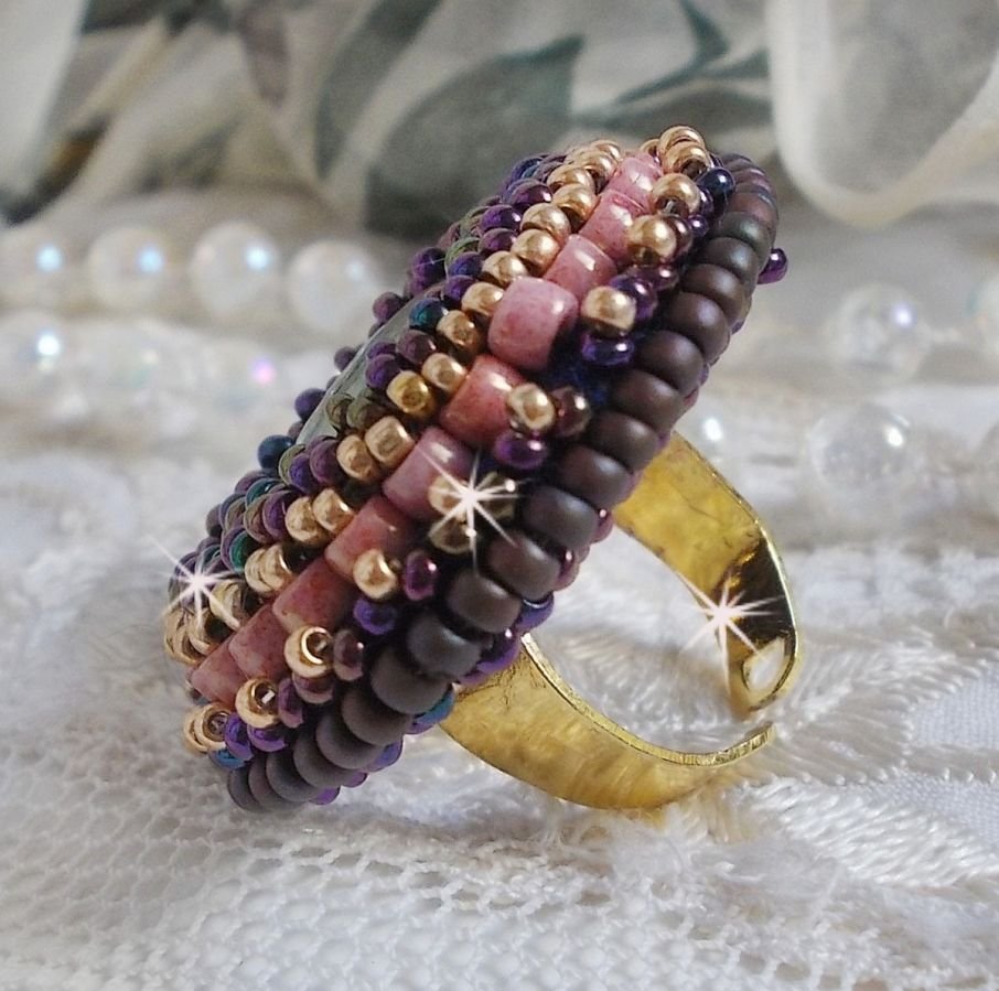 Bonjour Paris ring geborduurd met een gemarmerde hars cabochon en Miyuki rocailles.