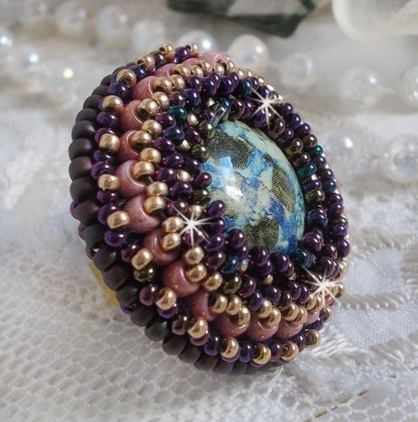 Bonjour Paris ring geborduurd met een gemarmerde hars cabochon en Miyuki rocailles.