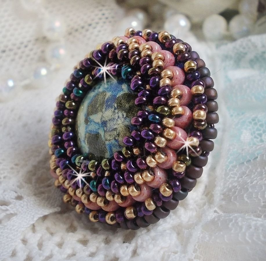 Bonjour Paris ring geborduurd met een gemarmerde hars cabochon en Miyuki rocailles.