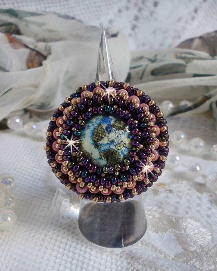 Bonjour Paris ring geborduurd met een gemarmerde hars cabochon en Miyuki rocailles.