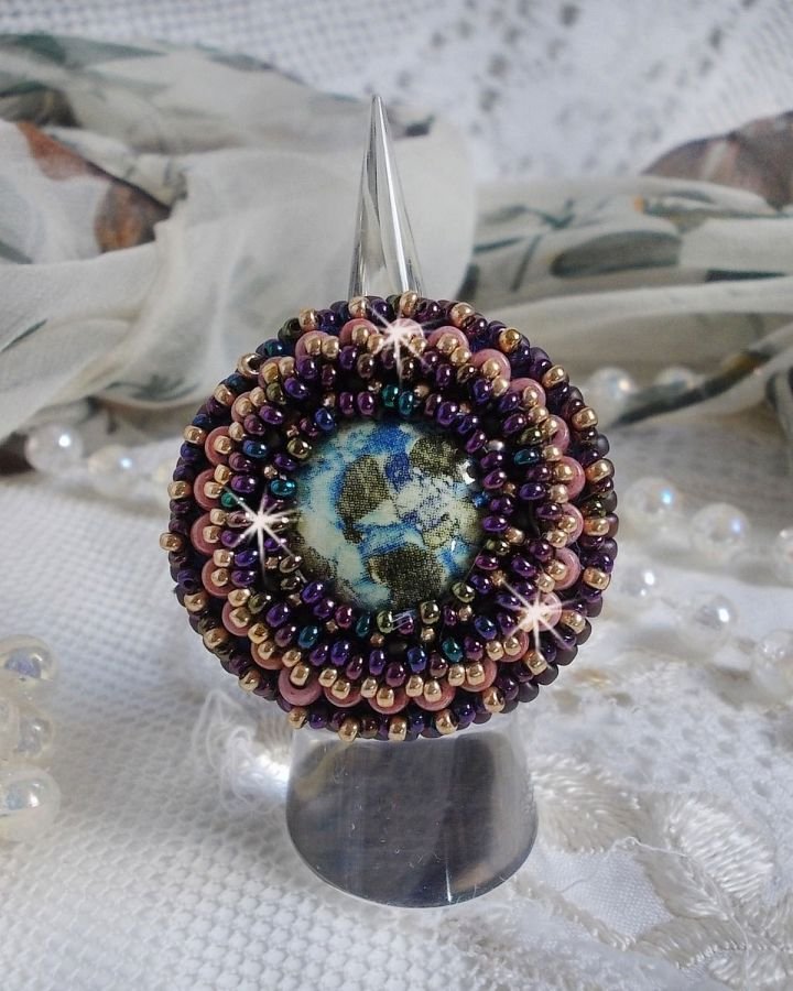 Bonjour Paris ring geborduurd met een gemarmerde hars cabochon en Miyuki rocailles.