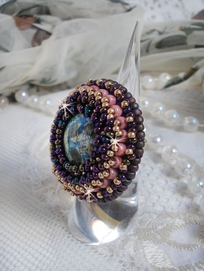 Bonjour Paris ring geborduurd met een gemarmerde hars cabochon en Miyuki rocailles.