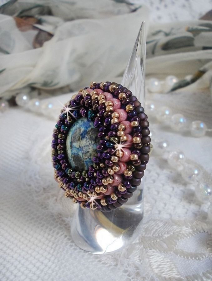 Bonjour Paris ring geborduurd met een gemarmerde hars cabochon en Miyuki rocailles.